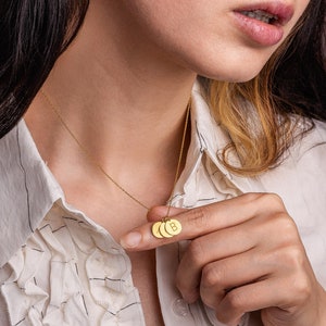 Collar con inicial de oro macizo, collar personalizado para mamá con inicial, monograma y nombre, collar con letra para mujer, colgante de disco de oro macizo de 14 k