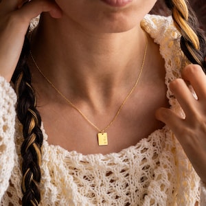 14K gouden rechthoek hanger ketting, aangepaste ketting met verticale staaf, gepersonaliseerde datum gegraveerde sieraden, minimalistisch cadeau voor haar