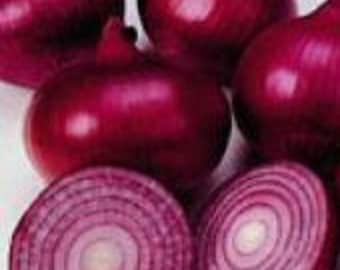 Puede incluir: Un grupo de cebollas rojas, algunas enteras y otras cortadas por la mitad, mostrando las capas de la cebolla.