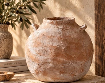 Handgefertigtes Pappmaché-Gefäß, Krug im Stil gealterter Terrakotta, rustikaler, strukturierter Dekotopf, mediterrane Wohndekoration im Landhausstil