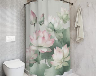 Puede incluir: Cortina de ducha con un diseño de acuarela de flores de loto rosas y blancas y hojas verdes sobre un fondo gris claro. El patrón floral crea una estética serena y natural para el baño.