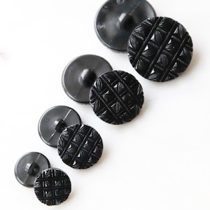Hepburn gravé, boutons à tige noirs.  Disponible en 15 mm, 19 mm, 23 mm, 28 mm