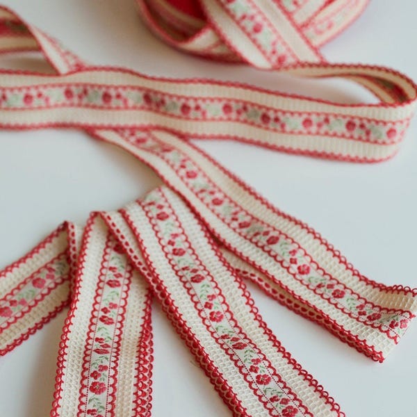 Scalloped Red Roses.  1.5" Jacquard Woven Trim.  TRIM-023. Vintage Stock from the 1970's