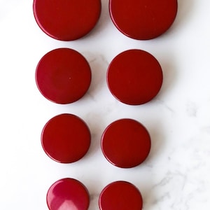 Botón rojo Mod Gambit con vástago. Disponible en 15 mm, 18 mm, 20 mm y 25 mm.