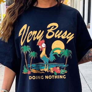 Hei Hei Chick Very Busy Doing Nothing Moana Comfort Color Shirt, Vinatge Moana Tee, Disneyland Trip Shirt 2026 Bild 1