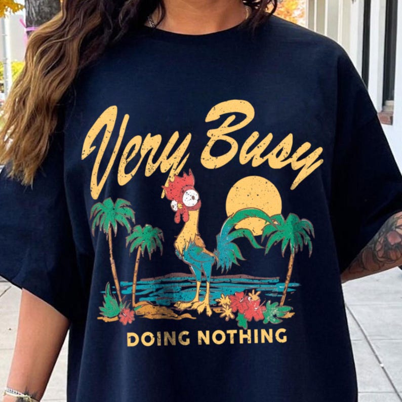 Hei Hei Chick Very Busy Doing Nothing Moana Comfort Color Shirt, Vinatge Moana Tee, Disneyland Trip Shirt 2026 Bild 1