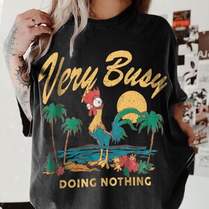 K&ouml;nnte beinhalten: Rustikales Holzschild mit dem Text "Welcome to our home" in wei&szlig;er Schrift. Das Schild hat eine Used-Optik und ein schlichtes, einladendes Design, ideal f&uuml;r eine Veranda oder einen Eingangsbereich.