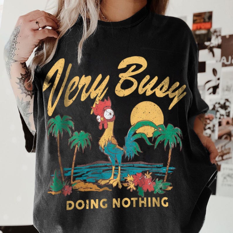 K&ouml;nnte beinhalten: Rustikales Holzschild mit dem Text "Welcome to our home" in wei&szlig;er Schrift. Das Schild hat eine Used-Optik und ein schlichtes, einladendes Design, ideal f&uuml;r eine Veranda oder einen Eingangsbereich.