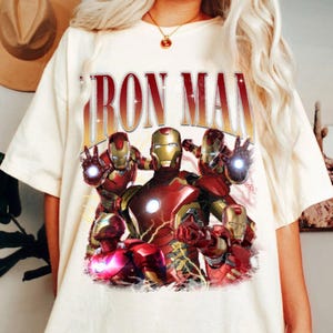 Puede incluir: Una taza de cer&aacute;mica blanca con un asa negra y el texto "But First, Coffee" en negro, en negrita. La taza est&aacute; sobre una superficie blanca.