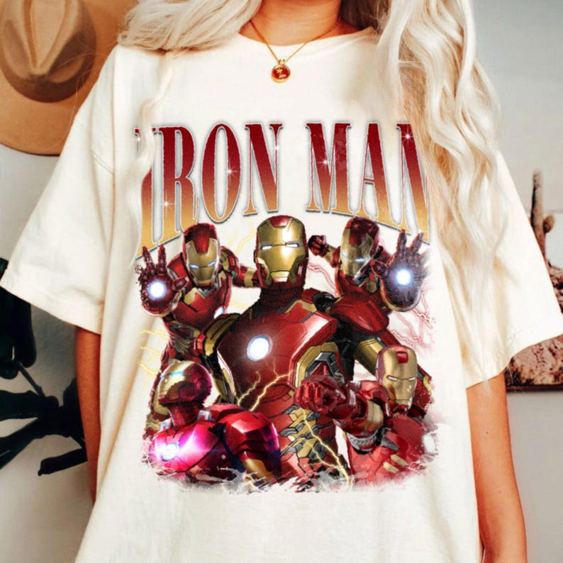 Puede incluir: Una taza de cer&aacute;mica blanca con un asa negra y el texto "But First, Coffee" en negro, en negrita. La taza est&aacute; sobre una superficie blanca.