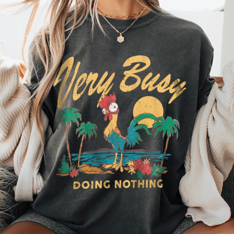 K&ouml;nnte beinhalten: Eine wei&szlig;e Keramik-Tasse mit schwarzem Henkel und dem Text "But First, Coffee" in handschriftlichem Stil. Die Tasse steht auf einer wei&szlig;en Oberfl&auml;che. Die Tasse ist 10 cm hoch.