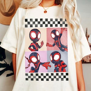 Puede incluir: Juego de tres tazas de cer&aacute;mica color crema con un esmalte moteado. Cada taza presenta un dise&ntilde;o floral pintado a mano en tonos azules, verdes y amarillos. Las tazas tienen una forma simple y redondeada y un asa c&oacute;moda.