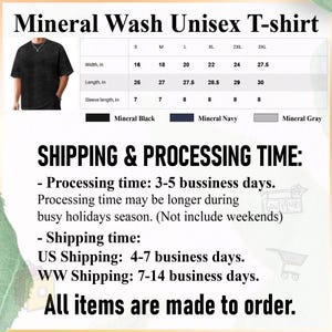 Puede incluir: Camiseta unisex negra con lavado mineral. La imagen incluye una tabla de tallas con medidas en pulgadas y opciones de color: Negro mineral, Azul marino mineral y Gris mineral. El texto dice "Mineral Wash Unisex T-shirt". La camiseta tiene cuello redondo y mangas cortas.
