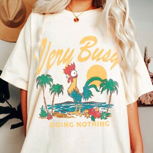 Hei Hei Chick Very Busy Doing Nothing Moana Comfort Color Shirt, Vinatge Moana Tee, Disneyland Trip Shirt 2026 Bild 2