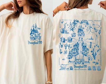 Camiseta del 70 aniversario de Disneyland Fantasyland Frontierland Adventureland Main Street, Camiseta del lugar más feliz del mundo, Camiseta del viaje a Disneyland 2025
