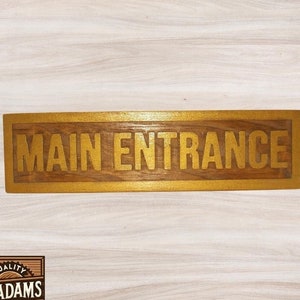 Letrero de entrada principal - Letrero de madera reciclada con letras doradas en relieve - Decoración rústica teñida en nogal - Placa de entrada hecha a mano - 8,75 x 2,5".