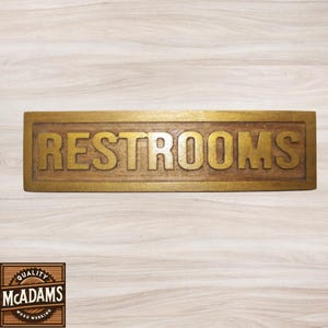 Placa de porta de banheiro – Placa de banheiro rústica de madeira recuperada – Acabamento em nogueira com letras douradas – Decoração comercial feita à mão