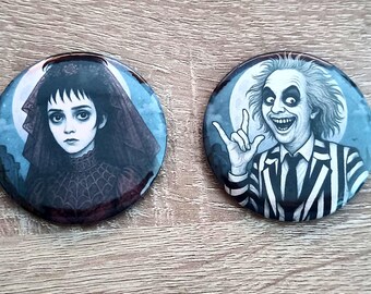 Pack de chapas ilustradas Ø58mm – Inspiradas en Lydia y Beetlejuice | Fanart gótico cute, estilo alternativo - Accesorios para mochila