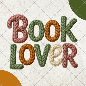 Könnte beinhalten: Grafikdesign mit den Worten "BOOK LOVER" im Strickstil. Die Buchstaben sind in verschiedenen Farben, darunter Rosa, Grün, Orange und Creme, auf einem strukturierten Hintergrund.