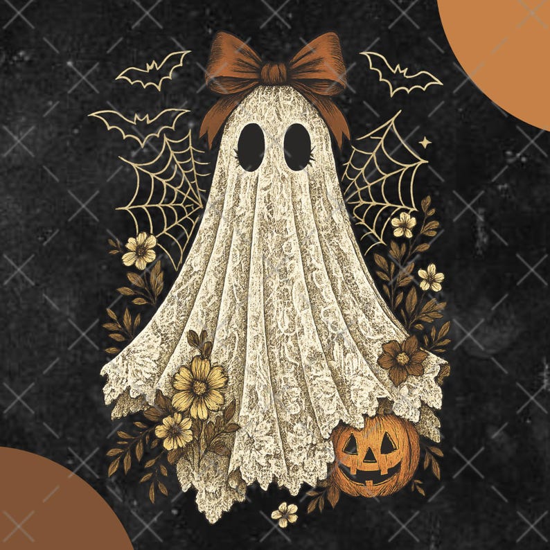 K&ouml;nnte beinhalten: Vintage Halloween-Illustration mit einem Geist mit Schleife, umgeben von Flederm&auml;usen, Spinnweben und Blumen. Unten befindet sich ein geschnitzter K&uuml;rbis. Der Geist ist in einem wei&szlig;en, spitzenartigen Stoff drapiert. Die Farbpalette umfasst Schwarz, Orange und Braun.
