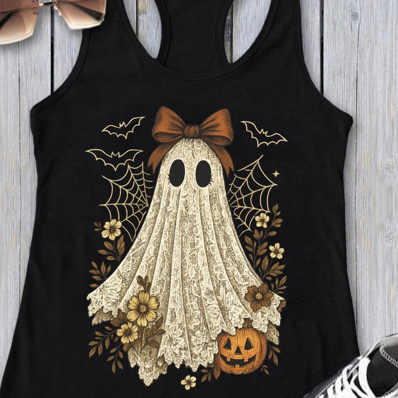 K&ouml;nnte beinhalten: Schwarzes Tanktop mit einem Halloween-Geister-Design. Der Geist ist in ein wei&szlig;es Spitzentuch mit einer braunen Schleife geh&uuml;llt, umgeben von Spinnweben, Flederm&auml;usen, Blumen und einem K&uuml;rbis.