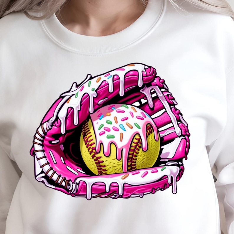 Puede incluir: Un guante de softbol rosa con glaseado blanco y chispas, sosteniendo una pelota de softbol amarilla con glaseado blanco y chispas.