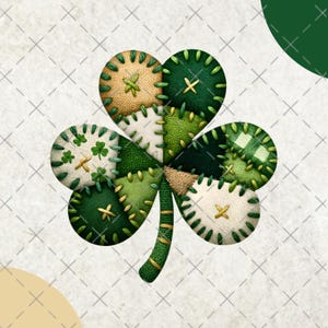 Może przedstawiać: Dekoracyjny wzór koniczyny z efektem patchworku. Koniczyna ma różne odcienie zieleni, w tym jednolite, wzorzyste i teksturowane kawałki materiału, zszyte kontrastującą nicią. Tło jest jasne, teksturowane, w kolorze złamanej bieli.