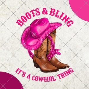 Op de afbeelding: Een afbeelding met een roze cowboyhoed en bruine cowboylaarzen. De hoed is versierd met franjes en een juweel. De tekst luidt "BOOTS & BLING" en "IT'S A COWGIRL THING" in het roze.