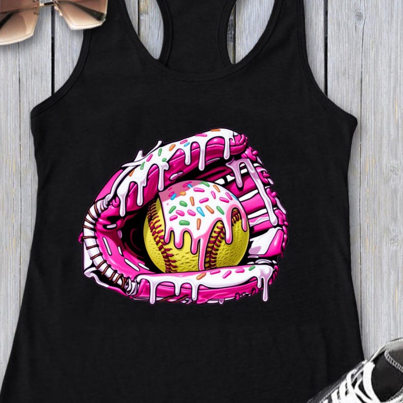Puede incluir: Camiseta de tirantes negra con una pelota de softball rosa y blanca en un guante rosa y blanco con chispas. La pelota de softball es amarilla con costuras blancas.