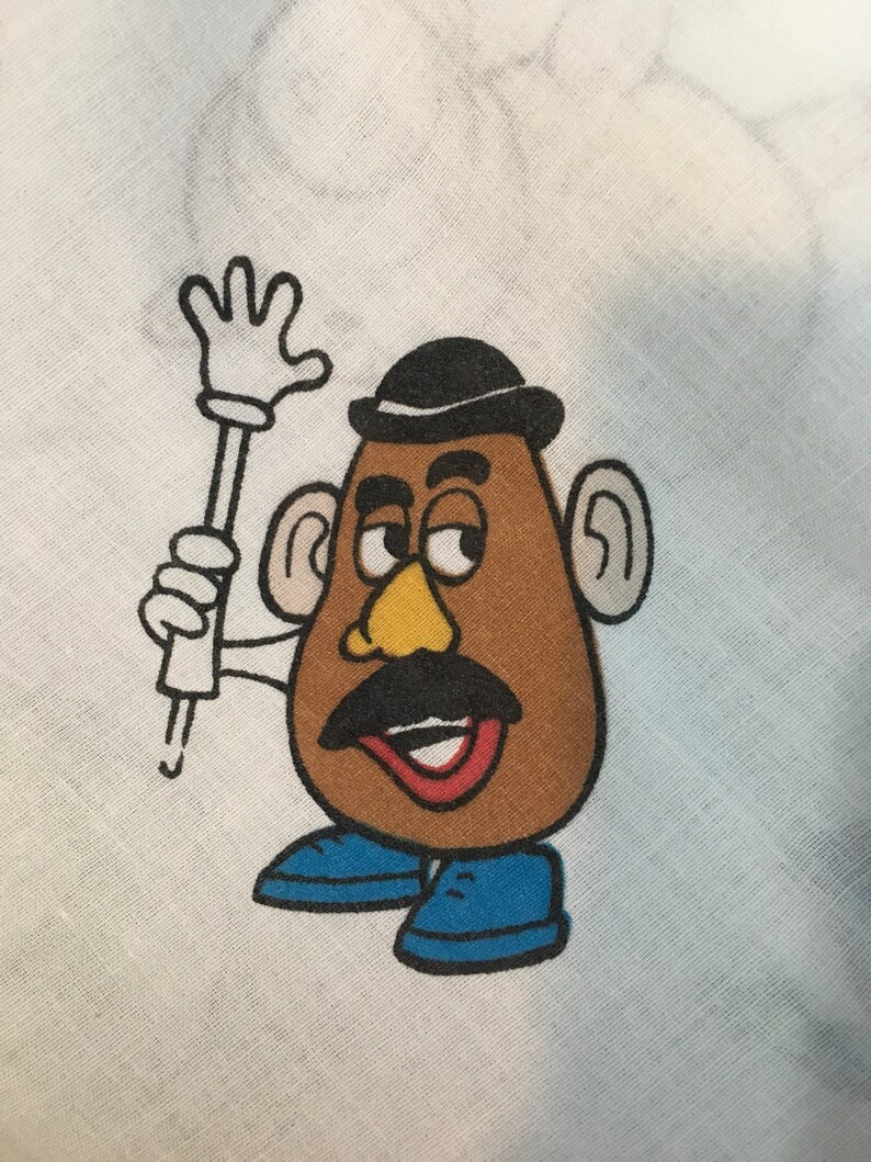 Op de afbeelding: Een cartoonillustratie van Mr. Potato Head met een zwarte bolhoed, bruine ogen, een gele neus, een zwarte snor en een rode mond. Hij draagt blauwe schoenen en houdt een witte stok vast met een hand aan het uiteinde.