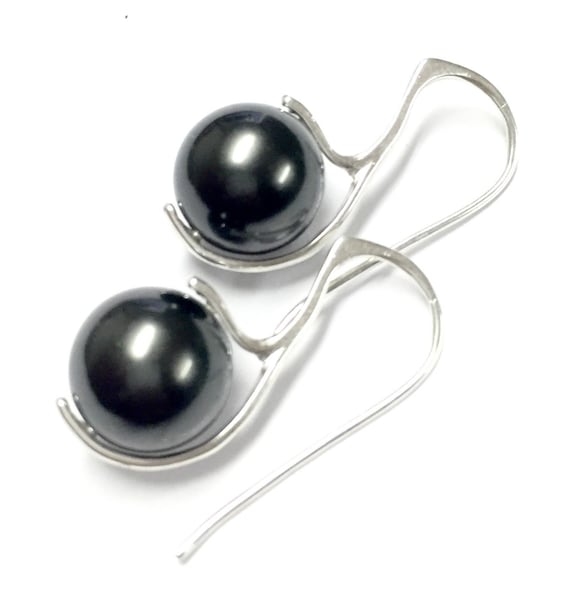 Boucles D'oreilles En Argent Massif Avec Perles Noires – Élégance Intemporelle