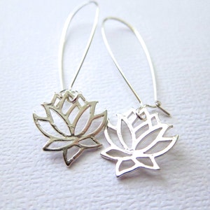ロータスイヤリング スターリングシルバー ミニマリスト モダンジュエリー 腎臓型イヤリング