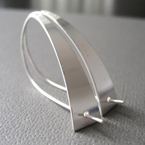 Modernistische sterlingzilveren oorbellen, strakke oorbellen, eigentijds design, moderne oorbellen, strak zilver