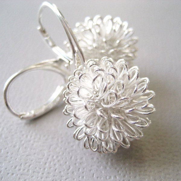 Pendientes de plata con forma de margarita y alambre enredado. Diseño moderno en plata de ley con cierre de palanca de CuteJewels.