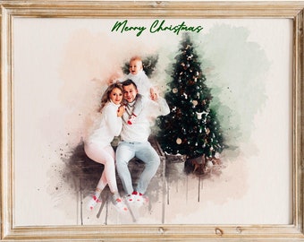 Puede incluir: Una pintura de acuarela de una familia de tres personas de pie frente a un árbol de Navidad. La familia lleva ropa blanca y el árbol está decorado con adornos y luces. El texto "Merry Christmas" está escrito en verde en la parte superior de la imagen.
