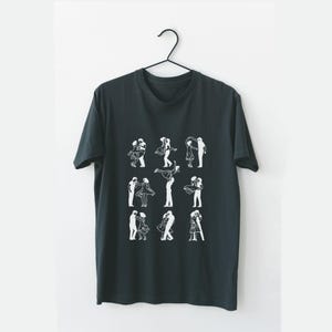 Puede incluir: Una camiseta gris oscuro con un gr&aacute;fico blanco de parejas bailando. El gr&aacute;fico presenta 12 parejas diferentes en varias poses de baile.