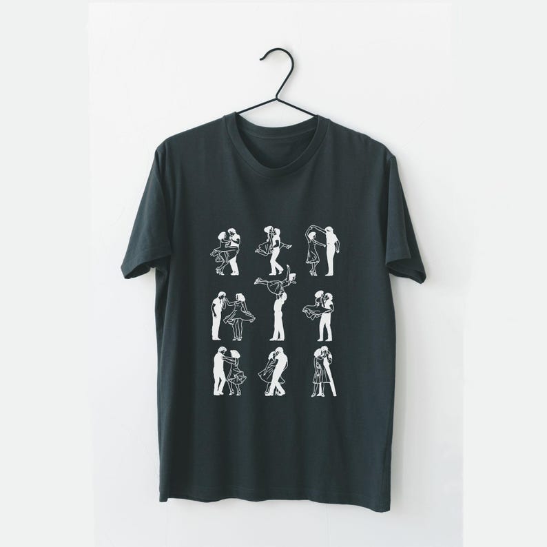 Puede incluir: Una camiseta gris oscuro con un gr&aacute;fico blanco de parejas bailando. El gr&aacute;fico presenta 12 parejas diferentes en varias poses de baile.