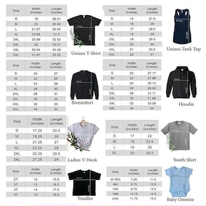 Puede incluir: Tabla de tallas para diferentes prendas de vestir, incluyendo camisetas unisex, sudaderas, sudaderas con capucha, camisas de cuello en V para mujer, camisas para ni&ntilde;os, camisas para ni&ntilde;os peque&ntilde;os y bodies para beb&eacute;s. La tabla muestra las tallas, el ancho y la longitud en pulgadas.