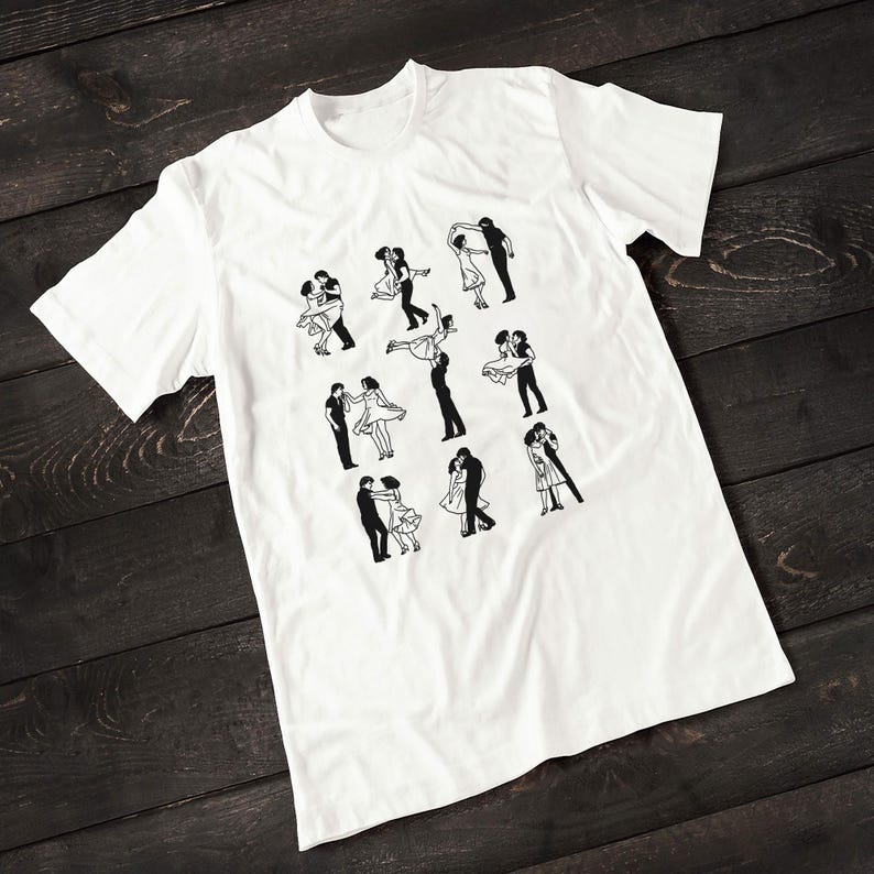 Puede incluir: Camiseta blanca con un gr&aacute;fico en blanco y negro de parejas bailando. El gr&aacute;fico presenta 9 parejas diferentes en varias poses de baile.