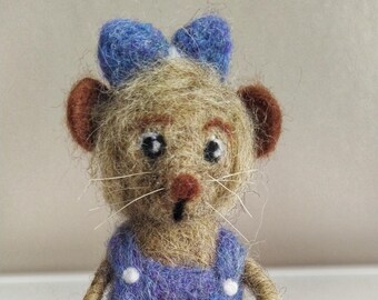 Needle Felted Mouse Figurine: Wool Sculpture, Daisy with Flowers