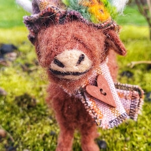 Figurine vache Highland feutrée à l&#39;aiguille : art du chapeau en tweed de laine irlandaise