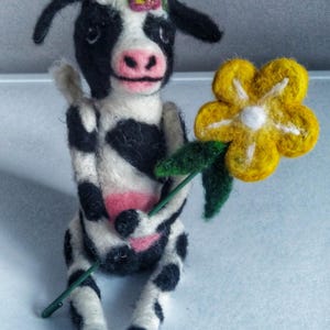 Figurine vache feutrée à l&#39;aiguille : sculpture en laine faite main, oeuvre d&#39;art