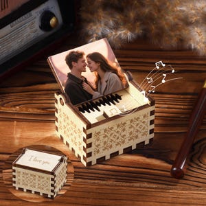 Caja musical con nombre grabado personalizado, canción e imagen personalizadas, caja de música de madera hecha a mano, regalo de aniversario personalizado para él, caja de música personalizada