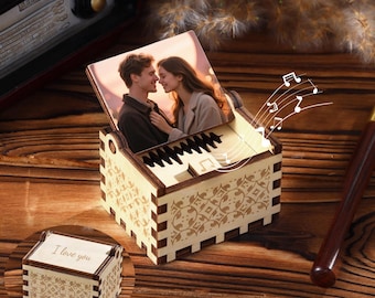 Caixa de música com nome gravado personalizado, música e imagem personalizadas, caixa de música de madeira feita à mão, presente de aniversário personalizado para ele, caixa de música personalizada