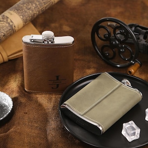 Frasco de cuero personalizado, regalo para padrinos de boda, frasco para hombres, regalos para despedidas de soltero, frasco para padrinos de boda, regalo de frasco, frascos para padrinos de boda, frasco personalizado
