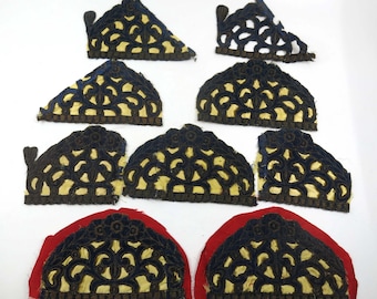 Apliques de seda de terciopelo antiguo con flores y filigrana en azul oscuro, dorado y rojo. Adorno teatral para vestuario, teatro y sombrerería.