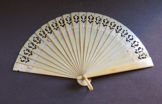 Vintage Celluloid Fan, Painted Bird Ladies Fan, B… - image 2