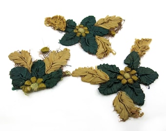 Lote de 3 apliques florales antiguos vintage con cinta dorada y verde bosque, hojas y flores de rayón de seda, delicado adorno.
