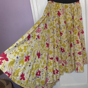 Vintage 1950s Full Skirt Waist 26 Inches Cotton Flower Floral Print Red Gold Cream Black Side Pockets Back Zipper