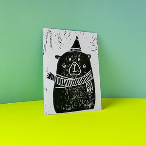 Handgefertigte Weihnachts-Postkarte – Süßer Bär Linoldruck -  Bear Linocut Print